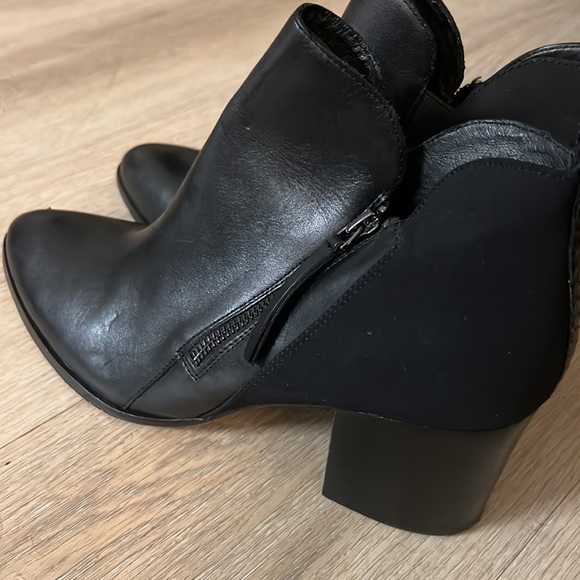 Donald J. Pliner Edye Booties 9.5M - Picture 5 of 5